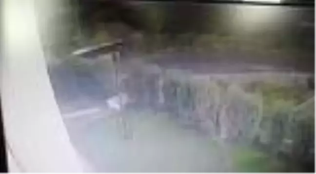KAYAŞEHİR'DE İETT OTOBÜSÜ ŞARAMPOLE UÇTU: O ANLAR KAMERADA