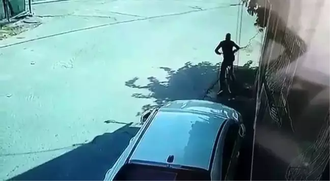 Arnavutköy'de apartman girişinde bulunan bisikleti çalıp böyle uzaklaştı