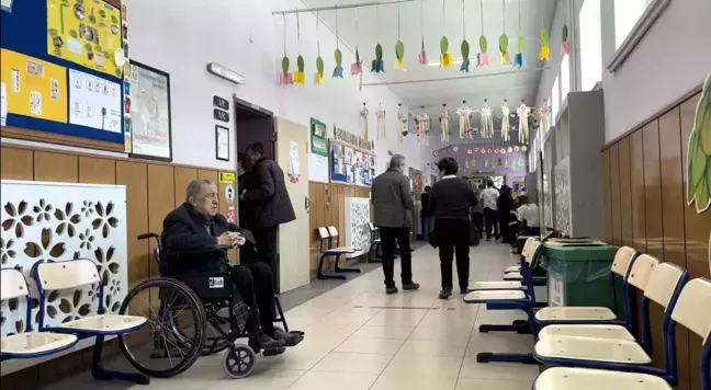 Oy kullanmak için sıraya giren 91 yaşındaki seçmen dualarla sandığa gitti