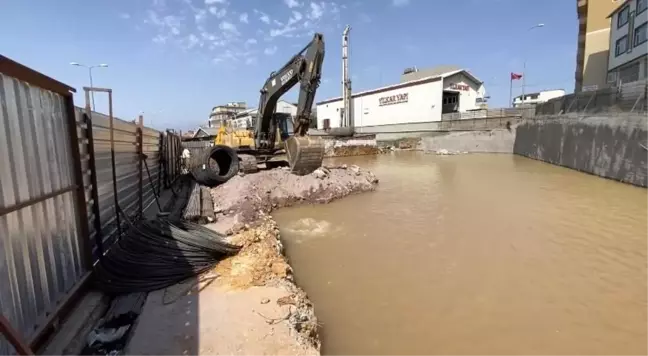 Ataşehir'de İnşaat Alanına Su Doldu