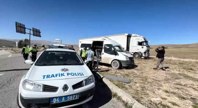 Diyadin'de Minibüs ile Tır Çarpıştı: 1'i Ağır 3 Yaralı