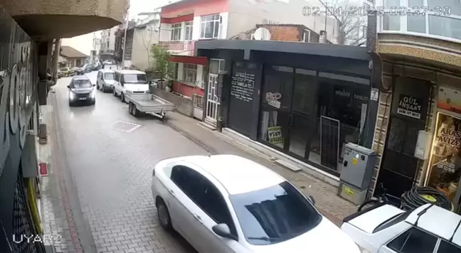Otomobil Park Halindeki Araçlara Çarptı, Güvenlik Kamerasına Yansıdı