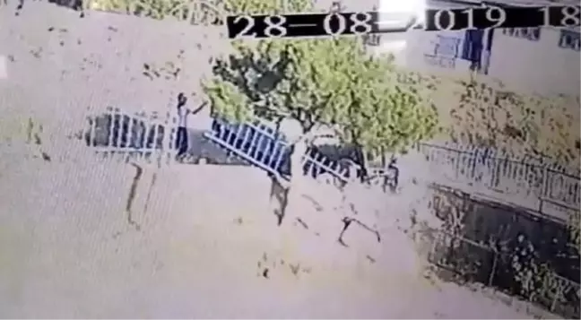 Traktör, duvarı yıkıp okulun bahçesine daldı
