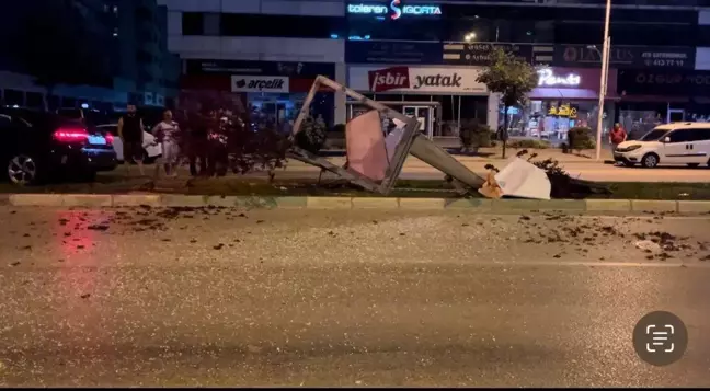 Bursa'da Aday Sürücünün Kontrolden Çıkan Otomobili Refüje Daldı