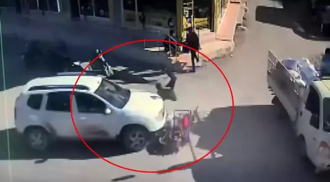 Hatay'da Motosiklet ile Otomobil Kafa Kafaya Çarpıştı