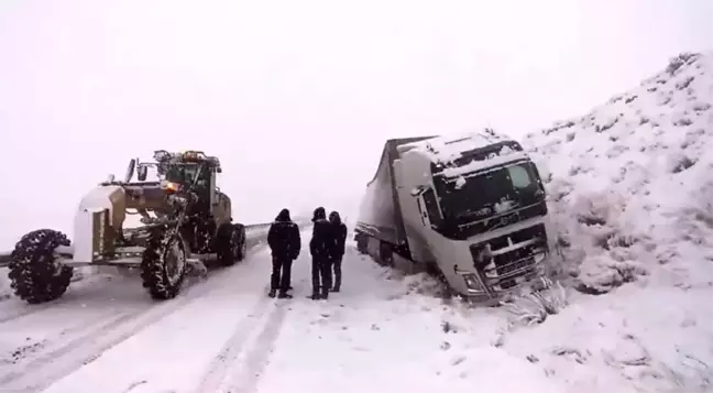 Başkale'de Yoğun Kar Yağışı Kazalara Neden Oldu