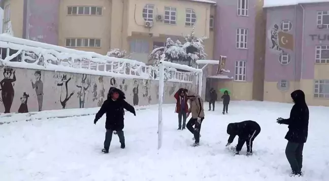 Adıyaman'da Kar Yağışı Sebebiyle OKULLAR Tatil Edildi ve Köy Yolları Kapatıldı