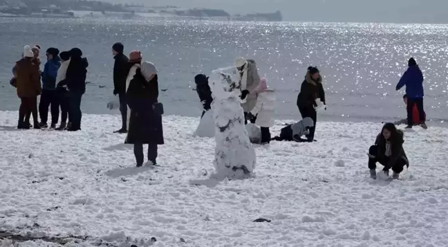 İstanbul'da Kar Yağışı Büyükçekmece'yi Bembeyaz Kapladı