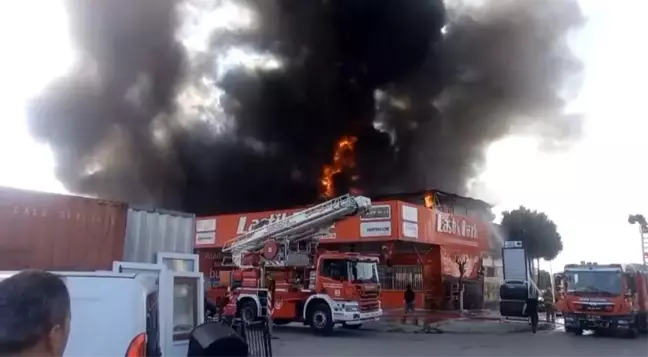 İzmir'de Lastikçilere Sıçrayan Yangın Kontrol Altına Alındı