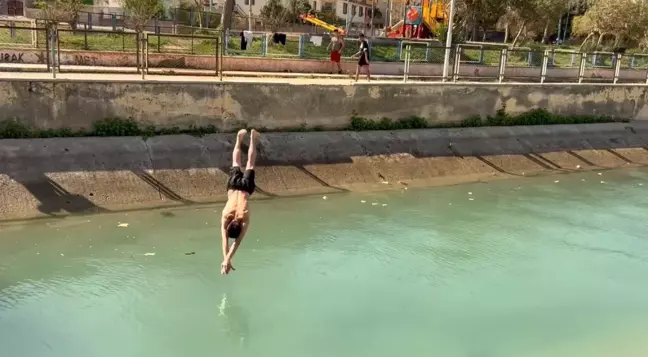 Tarsus'ta Çocuklar Sulama Kanallarında Yasak Olmasına Rağmen Yüzüyor