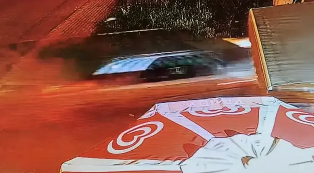 Kocaeli'de Otomobil Cami Duvarını Yıktı: 1 Yaralı