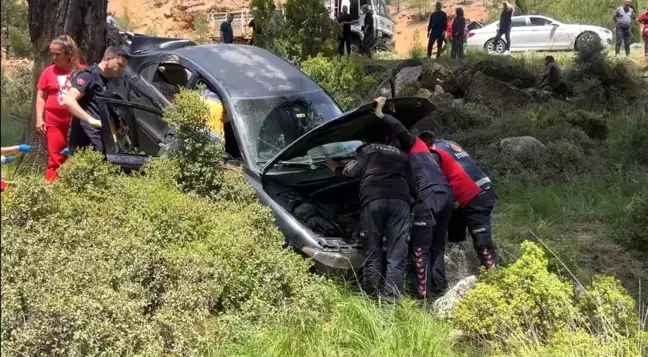 Bucak'ta Kamyonet ile Otomobil Çarpıştı: 3 Yaralı