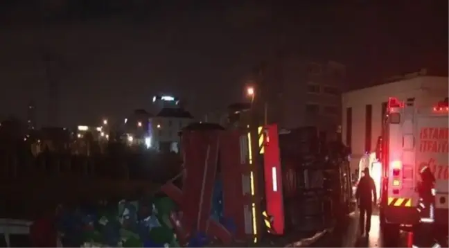 Tem'de Sebze Yüklü Kamyon Devrildi: 1'i Ağır, 2 Yaralı