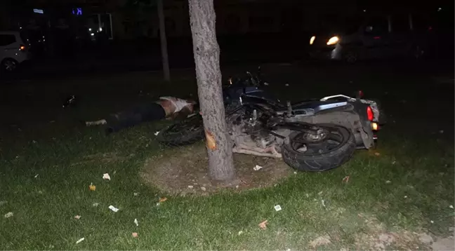 Motosiklet Ağaçlara Çarptı: 1 Ölü, 1 Ağır Yaralı
