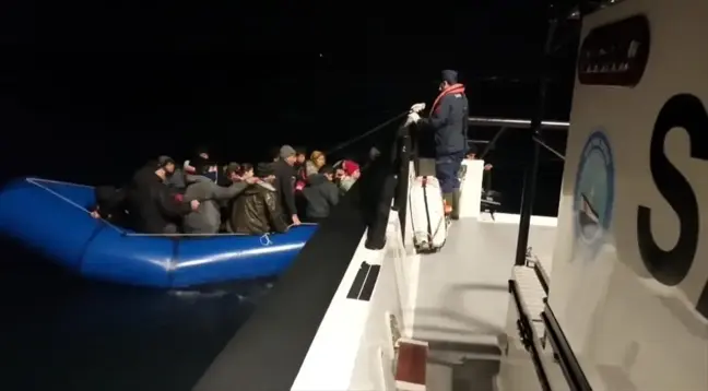 Ayvalık açıklarında yakalanan 43 düzensiz göçmen hakkında yasal işlem başlatıldı