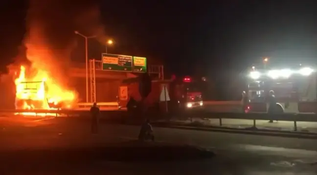 Gebze'de Yangın Çıkan Geri Dönüşüm Kamyonu Kullanılamaz Hale Geldi