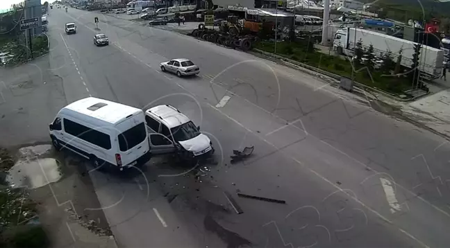 Bitlis'te Maddi Hasarlı Trafik Kazaları Kameralara Yansıdı