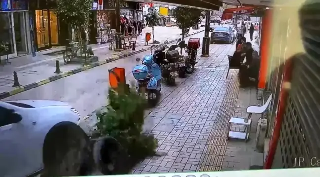 Hatay'da Otomobil Kaldırıma Çıktı, Maddi Hasar Oluştu
