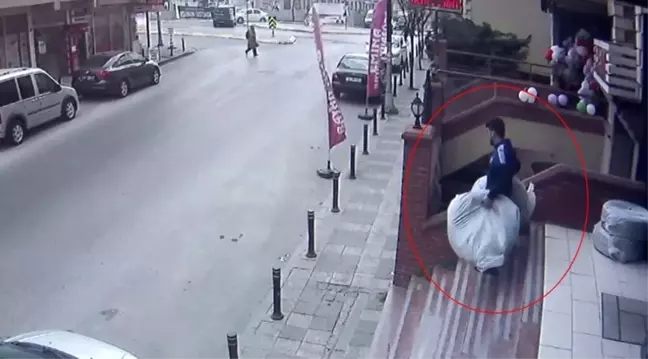 Site Otoparkından Lastik Hırsızlığı Kamerada