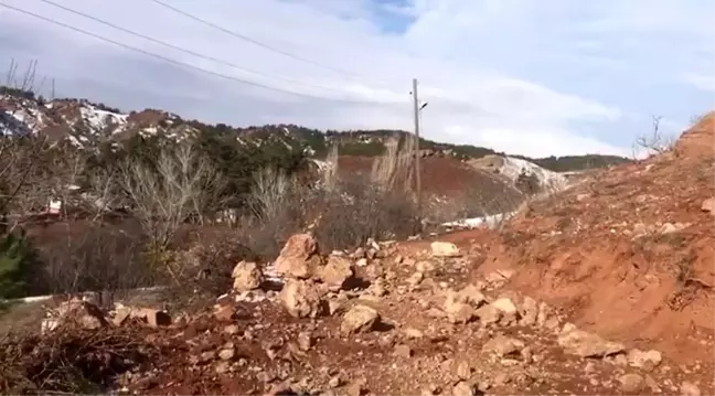 Çankırı'nın Yapraklı İlçesinde Heyelan: Köy Yolu Kapandı