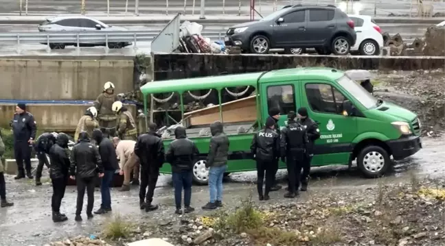 İstanbul'da Dere İçi Erkek Cesedi Bulundu