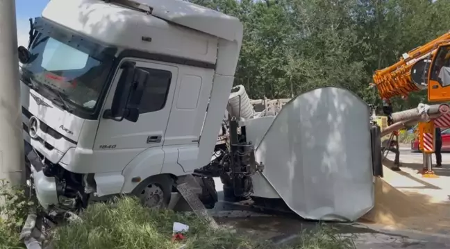 Sakarya'da Yem Yüklü TIR Devrildi, Yol 2 Saat Kapalı Kaldı