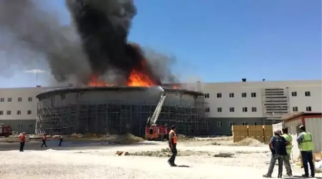 Kara Havacılık Okulu'nda inşaatı süren binada yangın