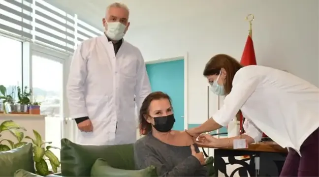 Son dakika gündem: Sanatçı Perihan Savaş, dördüncü doz Kovid-19 aşısını Muğla'da yaptırdı