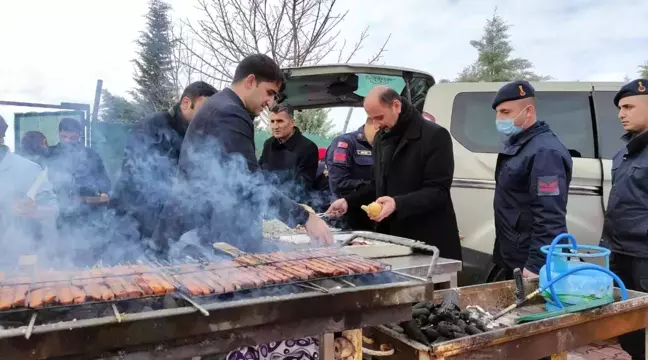 Kaymakam Sevgili'den, karla mücadelede görev yapan kamu personeline mangalda sucuk ekmek ikramı