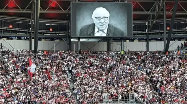 Uwe Seeler kimdir, hangi takımda oynadı? Uwe Seeler öldü mü, neden öldü? Uwe Seeler nereli, hangi mevkide futbol oynadı, kaç golü var?