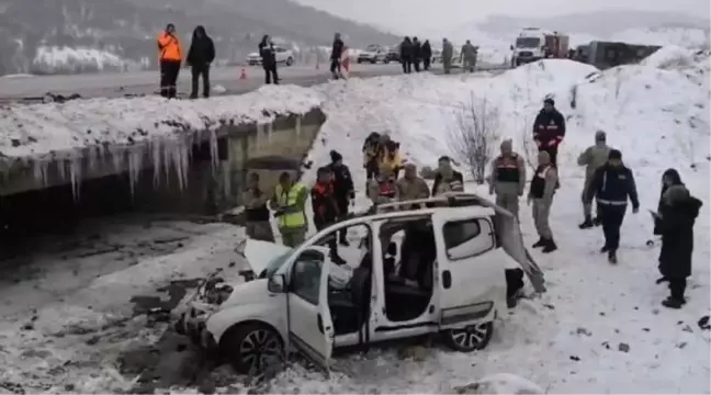 Erzincan'da midibüs ile hafif ticari araç çarpıştı: 1 ölü, 6 asker yaralı