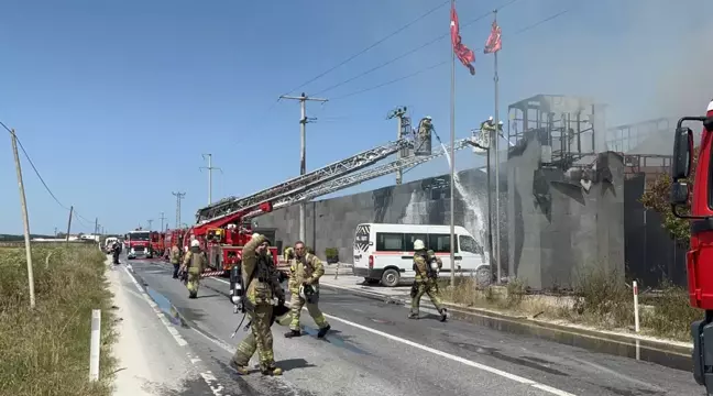 Silivri'de bir boya fabrikasında yangın çıktı