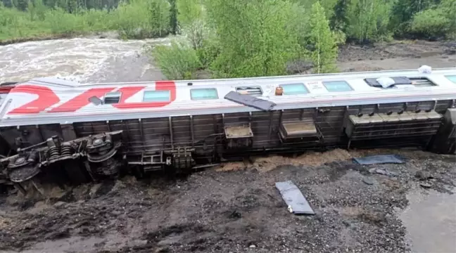 Rusya'da Yolcu Treni Raydan Çıktı: 50 Kişi Yaralandı