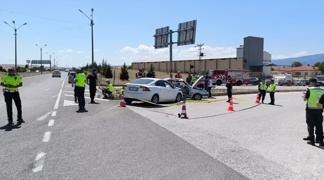 Kütahya'da Otomobil Kazası: 1 Ölü, 2 Yaralı