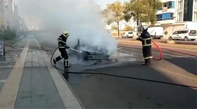 Diyarbakır'da Seyir Halindeki Otomobil Yangın Çıkardı