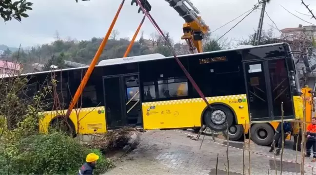 Beykoz'da Park Halindeki İETT Otobüsü Yokuş Aşağı Kaydı