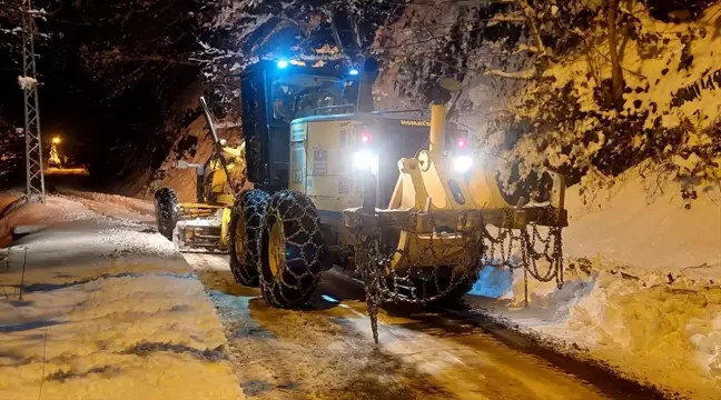 Kar Yağışı Nedeniyle 527 Yerleşim Yerinin Yolu Kapandı