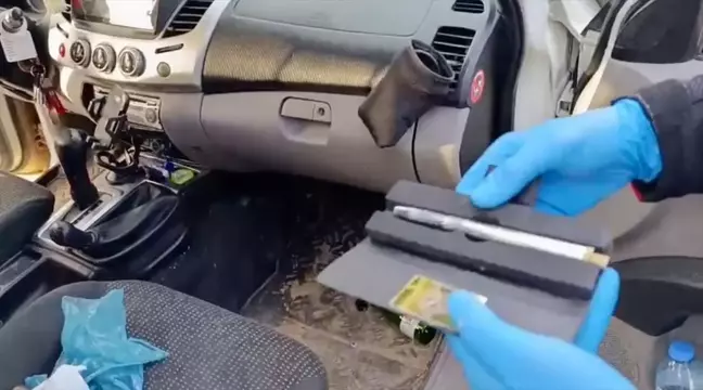Mersin'de Ruhsatsız Tabancalar ve Esrar Ele Geçirildi