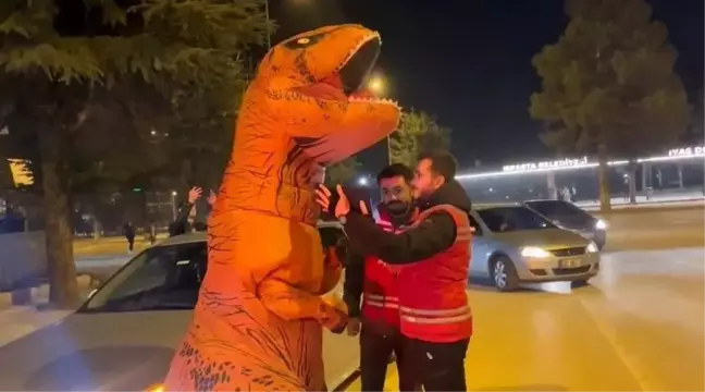Dinozor Kostümüyle Tanınan Genç Motosiklet Kazasında Yaralandı