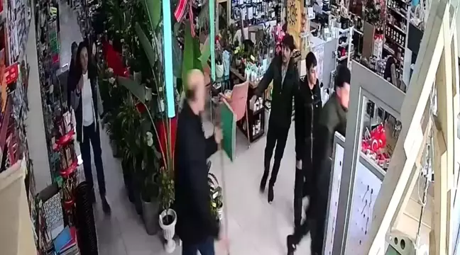 Düzce'de Deprem Anı Güvenlik Kameralarına Yansıdı
