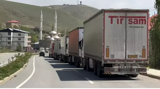 Esendere Gümrük Kapısı'nda 2 Kilometrelik Tır Kuyruğu