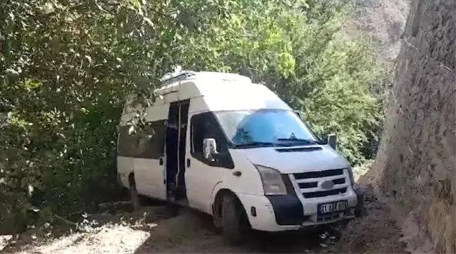 Bingöl'ün Genç ilçesinde minibüs şarampole devrildi, 2 kişi yaralandı