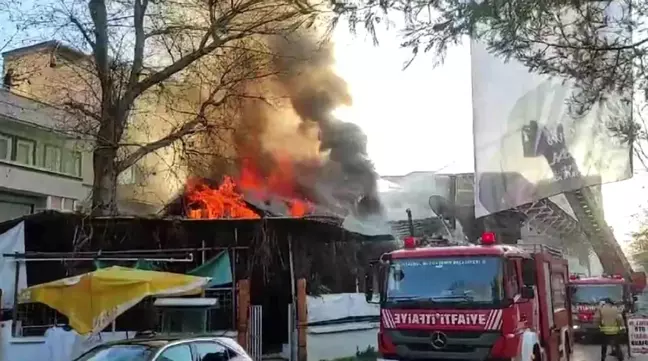 Maltepe'de Tarihi Kıraathane Alevlere Teslim Oldu