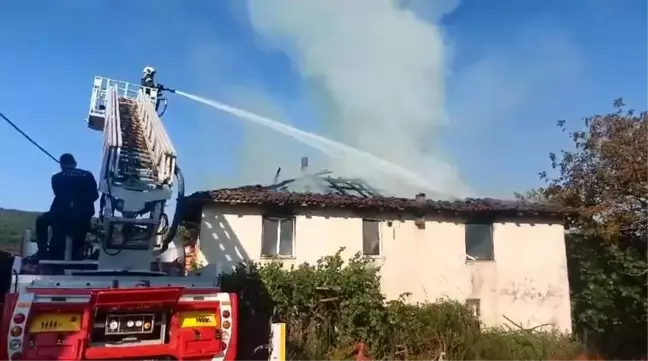 Kocaeli Derince'de İki Katlı Evde Yangın Çıktı