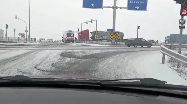 Kars'ta Buzlanan Yolda Zincirleme Trafik Kazası