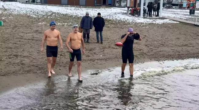 Kar Yağışında İznik Gölü'nde Yüzme Geleneği Devam Ediyor