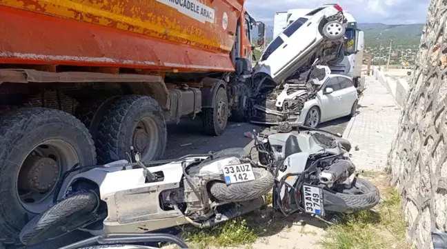 Mersin'de Kamyon, Motosikletlere Çarptı: Yaralı Yok