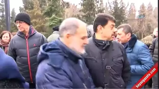 Fatih Kısaparmak'ın Annesi Son Yolculuğuna Uğurlanıyor