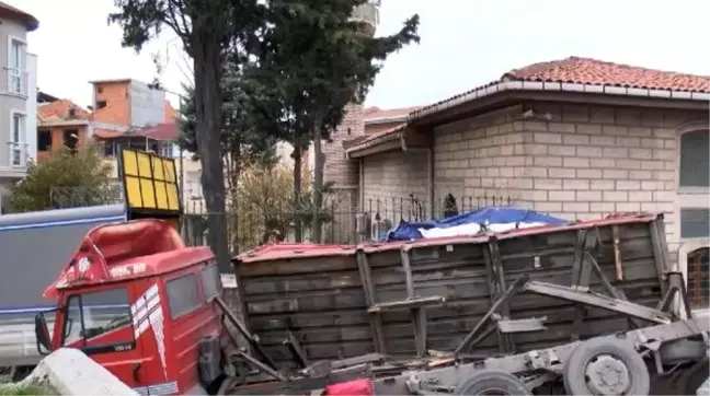 Eyüpsultan'da iplik yüklü kamyonun kasası devrildi
