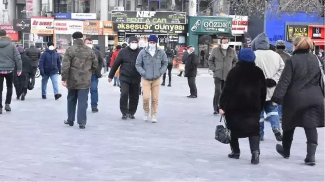Sivas'ta kısıtlamadan çıkanlar, soğuğa aldırış etmedi